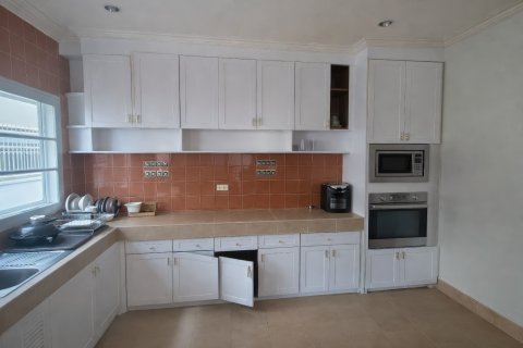 Casa de 8 dormitorios en Pattaya, Tailandia № 164042 - foto 30
