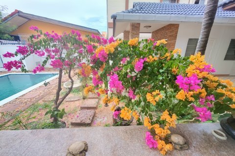 Casa de 8 dormitorios en Pattaya, Tailandia № 164042 - foto 12