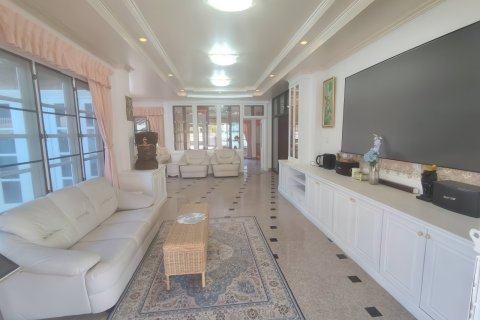 Casa de 8 dormitorios en Pattaya, Tailandia № 164042 - foto 28