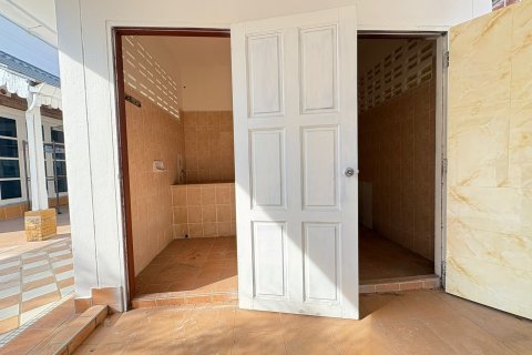Casa de 8 dormitorios en Pattaya, Tailandia № 164042 - foto 18