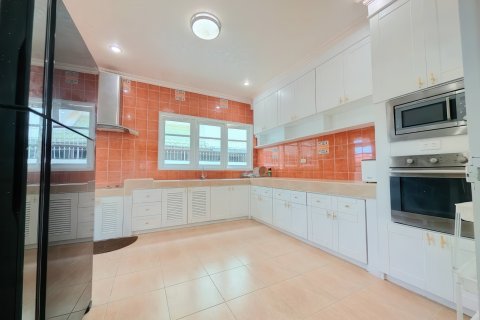Casa de 8 dormitorios en Pattaya, Tailandia № 164042 - foto 29