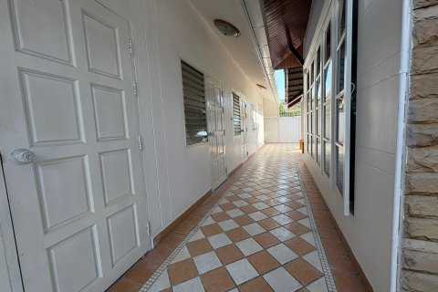 Casa de 8 dormitorios en Pattaya, Tailandia № 164042 - foto 16