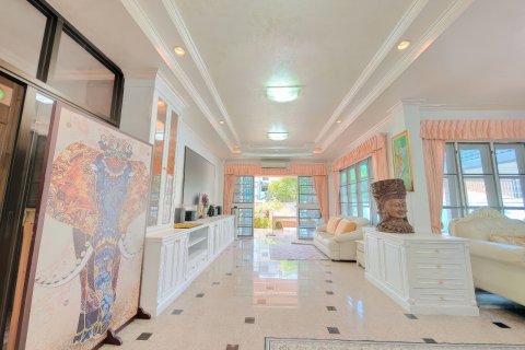 Casa de 8 dormitorios en Pattaya, Tailandia № 164042 - foto 24