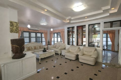 Casa de 8 dormitorios en Pattaya, Tailandia № 164042 - foto 23