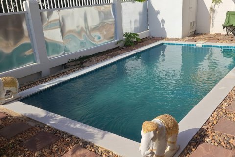 Casa de 8 dormitorios en Pattaya, Tailandia № 164042 - foto 11