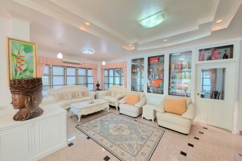 Casa de 8 dormitorios en Pattaya, Tailandia № 164042 - foto 20