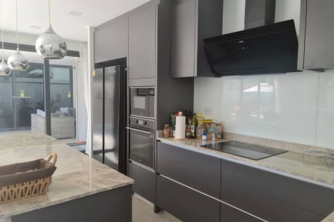 Casa de 4 dormitorios en Pattaya, Tailandia № 164044 - foto 7