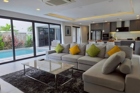 Casa de 4 dormitorios en Pattaya, Tailandia № 164044 - foto 4