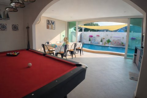Casa de 4 dormitorios en Pattaya, Tailandia № 164043 - foto 8