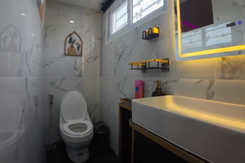 Casa de 4 dormitorios en Pattaya, Tailandia № 164043 - foto 24