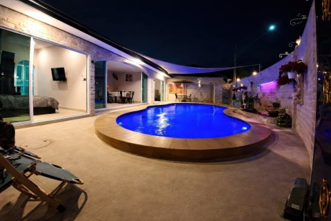 Casa de 4 dormitorios en Pattaya, Tailandia № 164043 - foto 4