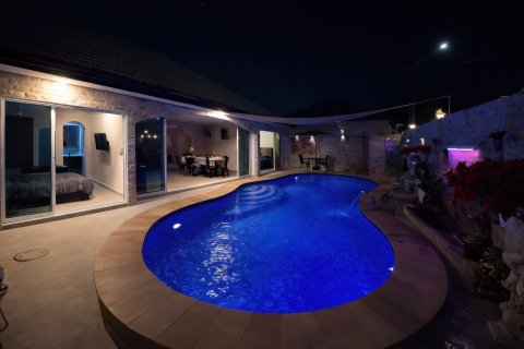 Casa de 4 dormitorios en Pattaya, Tailandia № 164043 - foto 5