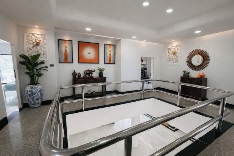 Chalet de 8 dormitorios en Pattaya, Tailandia № 164045 - foto 13