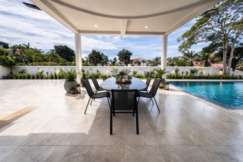 Chalet de 8 dormitorios en Pattaya, Tailandia № 164045 - foto 4