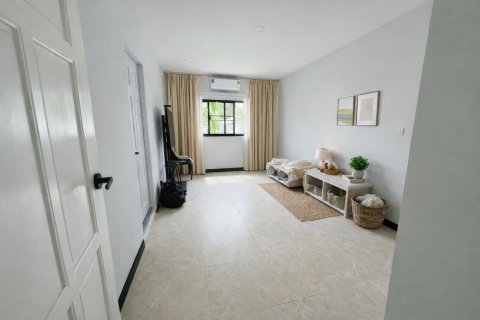 Chalet de 8 dormitorios en Pattaya, Tailandia № 164045 - foto 12