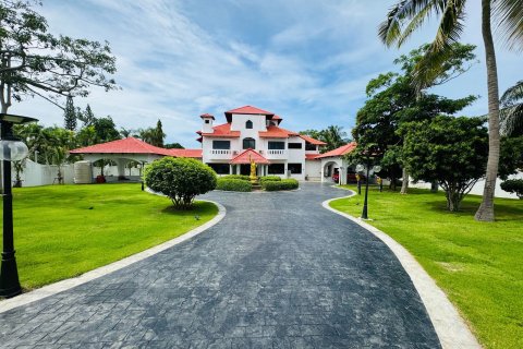 Chalet de 8 dormitorios en Pattaya, Tailandia № 164045 - foto 3
