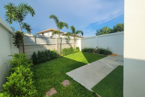 Casa de 3 dormitorios en Pattaya, Tailandia № 204549 - foto 10