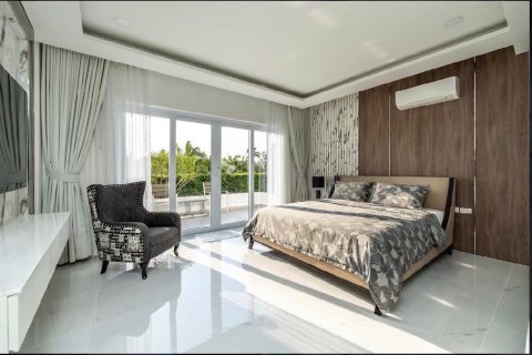 Casa de 7 dormitorios en Pattaya, Tailandia № 146478 - foto 15