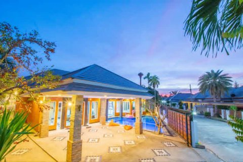Casa de 4 dormitorios en Bang Lamung, Tailandia № 146479 - foto 4
