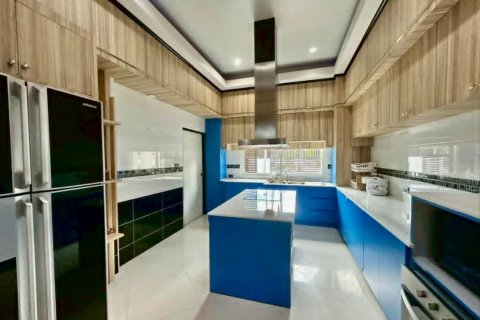 Casa de 4 dormitorios en Bang Lamung, Tailandia № 146479 - foto 23