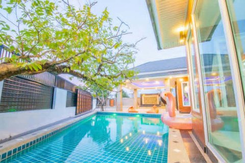Casa de 4 dormitorios en Bang Lamung, Tailandia № 146479 - foto 8