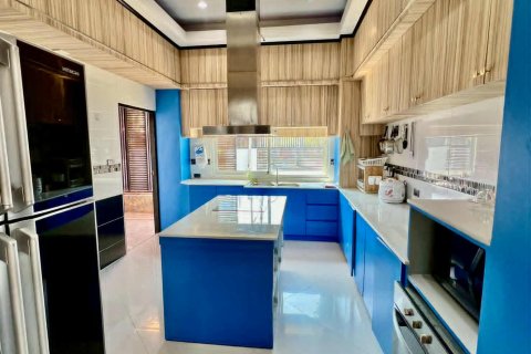 Casa de 4 dormitorios en Bang Lamung, Tailandia № 146479 - foto 17