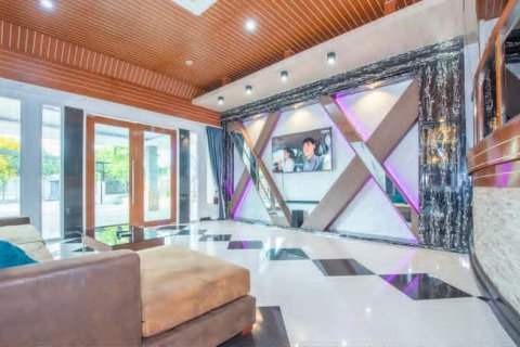 Casa de 4 dormitorios en Bang Lamung, Tailandia № 146479 - foto 13