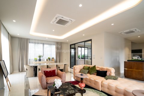 Casa de 4 dormitorios en Bang Lamung, Tailandia № 172604 - foto 3