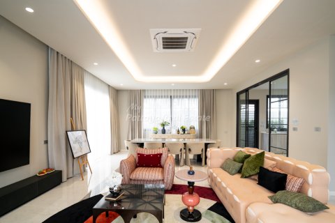 Casa de 4 dormitorios en Bang Lamung, Tailandia № 172604 - foto 2