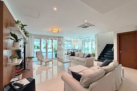 Casa de 4 dormitorios en Pattaya, Tailandia № 209903 - foto 4