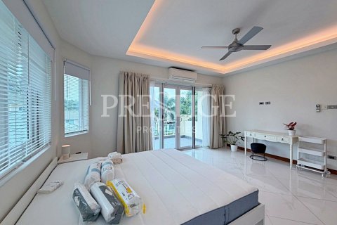 Casa de 4 dormitorios en Pattaya, Tailandia № 209903 - foto 17