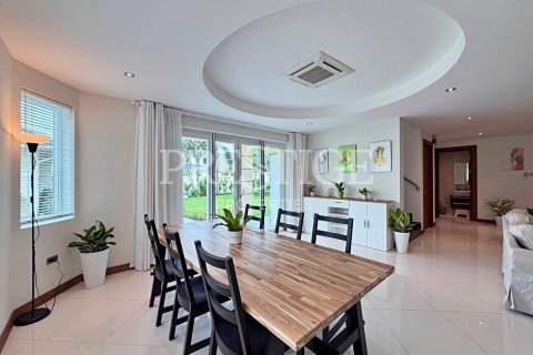 Casa de 4 dormitorios en Pattaya, Tailandia № 209903 - foto 6
