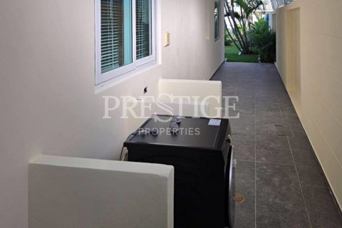 Casa de 4 dormitorios en Pattaya, Tailandia № 209903 - foto 30