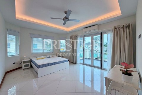 Casa de 4 dormitorios en Pattaya, Tailandia № 209903 - foto 15