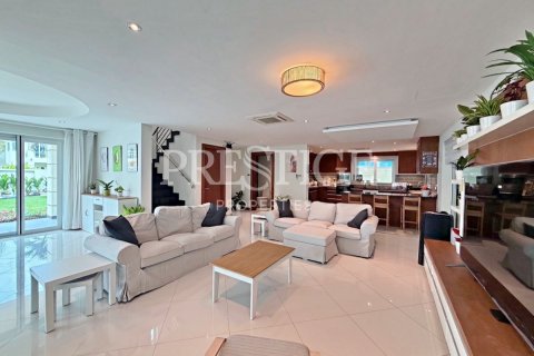 Casa de 4 dormitorios en Pattaya, Tailandia № 209903 - foto 3