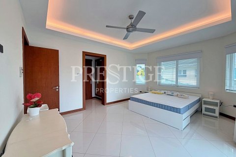 Casa de 4 dormitorios en Pattaya, Tailandia № 209903 - foto 16