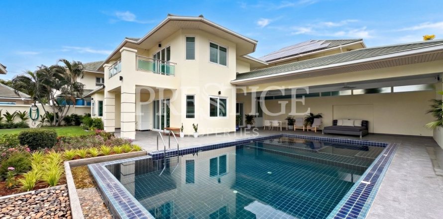 Casa de 4 dormitorios en Pattaya, Tailandia № 209903