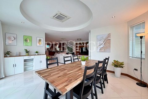 Casa de 4 dormitorios en Pattaya, Tailandia № 209903 - foto 7