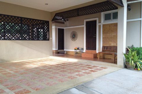 Casa de 4 dormitorios en Pattaya, Tailandia № 157469 - foto 3
