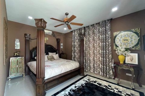 Casa de 5 dormitorios en Pattaya, Tailandia № 157466 - foto 5