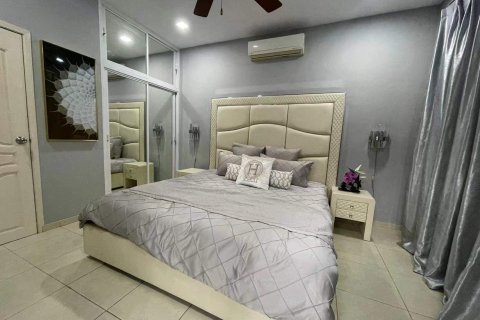 Casa de 5 dormitorios en Pattaya, Tailandia № 157466 - foto 4