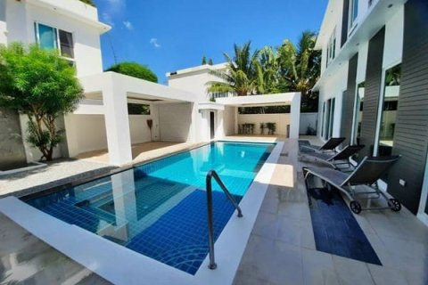 House in Pattaya, Thailand 5 bedrooms № 157465