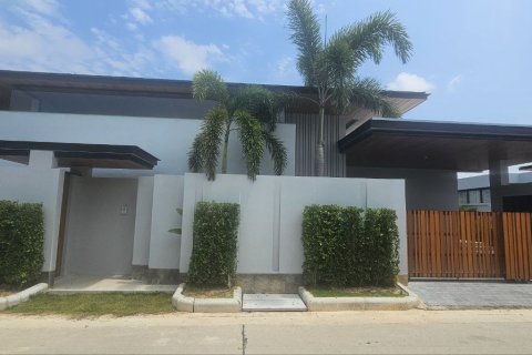 Chalet de 4 dormitorios en Pattaya, Tailandia № 163926 - foto 3
