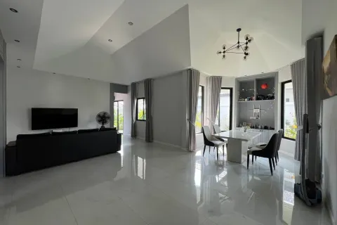 Casa de 3 dormitorios en Pattaya, Tailandia № 160245 - foto 2