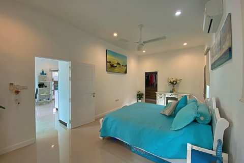 Chalet de 3 dormitorios en Hua Hin, Tailandia № 168673 - foto 29