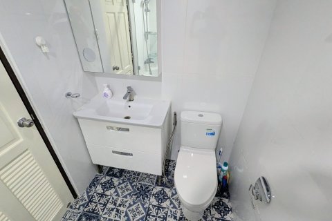 Condominio de 2 dormitorios en Watthana, Bangkok, Tailandia № 159006 - foto 14
