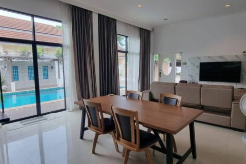 Chalet de 4 dormitorios en Pattaya, Tailandia № 154540 - foto 5