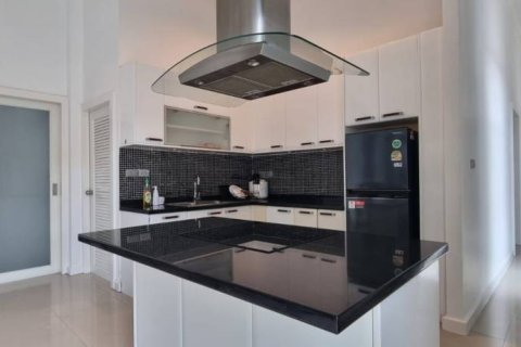 Chalet de 4 dormitorios en Pattaya, Tailandia № 154540 - foto 6