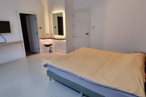 Chalet de 4 dormitorios en Pattaya, Tailandia № 154540 - foto 9
