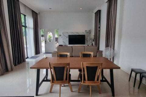 Chalet de 4 dormitorios en Pattaya, Tailandia № 154540 - foto 4